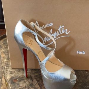 Christian Louboutin  Exagona peep-toe pump